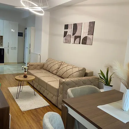 Luxury In With Parking Apartment *